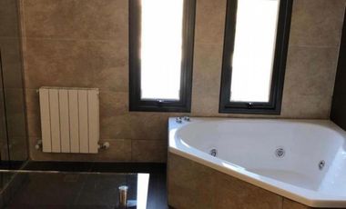 Casa en alquiler - 4 Dormitorios 6 Baños - Cocheras - 1.224Mts2 - Godoy Cruz