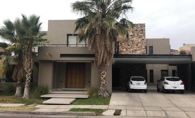 Casa en alquiler - 4 Dormitorios 6 Baños - Cocheras - 1.224Mts2 - Godoy Cruz