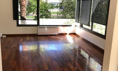 Casa en alquiler - 4 Dormitorios 6 Baños - Cocheras - 1.224Mts2 - Godoy Cruz