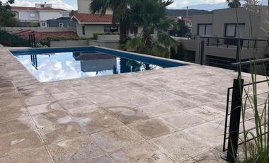 Casa en alquiler - 4 Dormitorios 6 Baños - Cocheras - 1.224Mts2 - Godoy Cruz