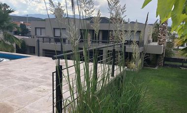 Casa en alquiler - 4 Dormitorios 6 Baños - Cocheras - 1.224Mts2 - Godoy Cruz