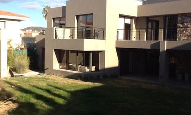 Casa en alquiler - 4 Dormitorios 6 Baños - Cocheras - 1.224Mts2 - Godoy Cruz