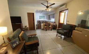 Venta - Casa 7 amb. c/Garage 3 autos - Bo. Vte López