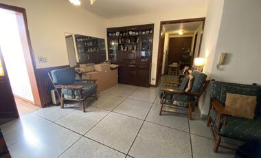 Venta - Casa 7 amb. c/Garage 3 autos - Bo. Vte López