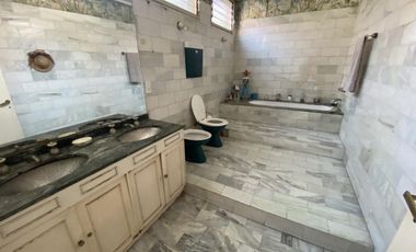 Venta - Casa 7 amb. c/Garage 3 autos - Bo. Vte López