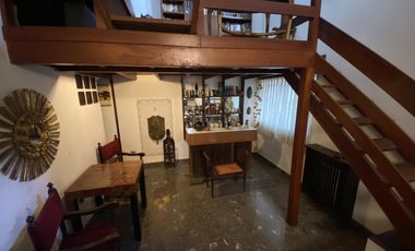 Venta - Casa 7 amb. c/Garage 3 autos - Bo. Vte López