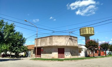 Casa de 3 ambientes mas local en esquina en Comandante Nicanor Otamendi