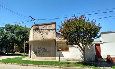 Casa de 3 ambientes mas local en esquina en Comandante Nicanor Otamendi