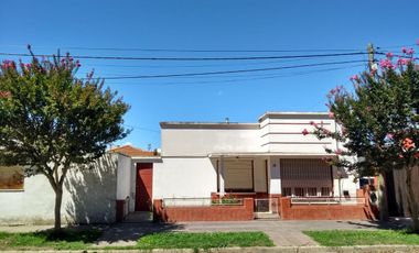 Casa de 3 ambientes mas local en esquina en Comandante Nicanor Otamendi