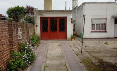 Casa de 3 ambientes mas local en esquina en Comandante Nicanor Otamendi