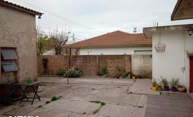 Casa de 3 ambientes mas local en esquina en Comandante Nicanor Otamendi