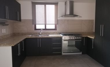 Casa modelo Hondarribia en Puerta Real 2, 3 recámaras, sala TV.