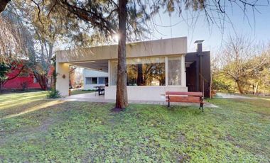 Casa en venta - 3 Dormitorios 3 Baños - Cochera - 1.673Mts2 - Club Miralagos
