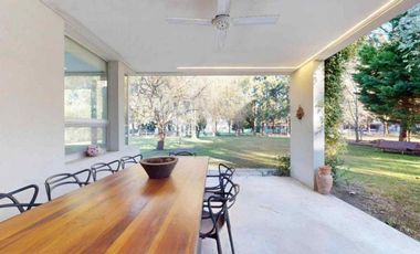 Casa en venta - 3 Dormitorios 3 Baños - Cochera - 1.673Mts2 - Club Miralagos