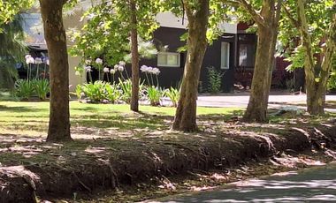 Casa en venta - 3 Dormitorios 3 Baños - Cochera - 1.673Mts2 - Club Miralagos