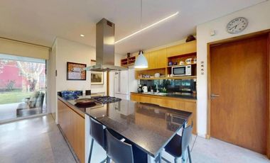 Casa en venta - 3 Dormitorios 3 Baños - Cochera - 1.673Mts2 - Club Miralagos