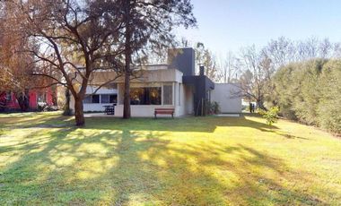Casa en venta - 3 Dormitorios 3 Baños - Cochera - 1.673Mts2 - Club Miralagos