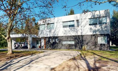 Casa en venta - 3 Dormitorios 3 Baños - Cochera - 1.673Mts2 - Club Miralagos