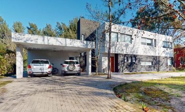 Casa en venta - 3 Dormitorios 3 Baños - Cochera - 1.673Mts2 - Club Miralagos