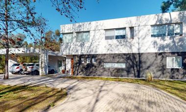Casa en venta - 3 Dormitorios 3 Baños - Cochera - 1.673Mts2 - Club Miralagos