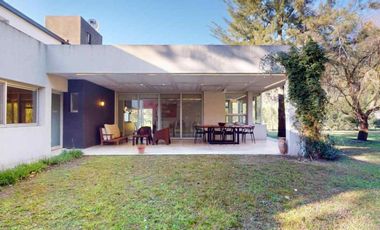 Casa en venta - 3 Dormitorios 3 Baños - Cochera - 1.673Mts2 - Club Miralagos