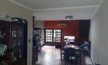 Casa en venta - 3 Dormitorios 2 Baños - 360mts2 - Quilmes