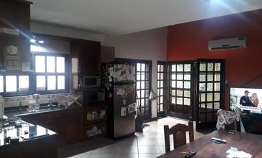 Casa en venta - 3 Dormitorios 2 Baños - 360mts2 - Quilmes