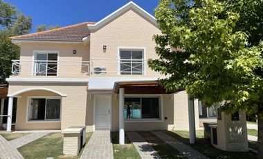 Casa tipo Triplex en Las Margaritas Village - Pilar