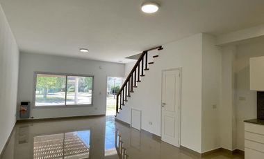 Casa tipo Triplex en Las Margaritas Village - Pilar