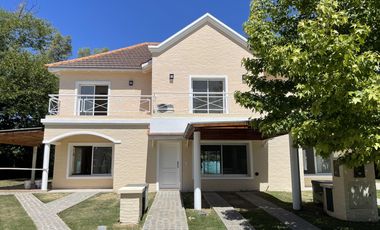 Casa tipo Triplex en Las Margaritas Village - Pilar