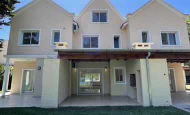 Casa tipo Triplex en Las Margaritas Village - Pilar