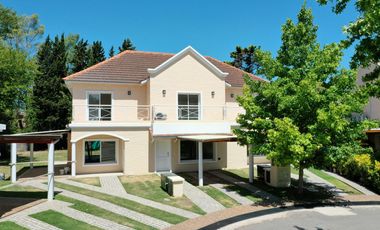 Casa tipo Triplex en Las Margaritas Village - Pilar