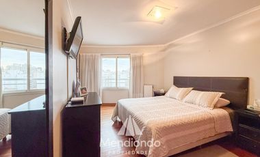 Depto 3 amb. al frente con balcón. Cochera cub. y baulera en Zona Centro