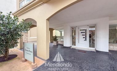 Depto 3 amb. al frente con balcón. Cochera cub. y baulera en Zona Centro