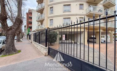 Depto 3 amb. al frente con balcón. Cochera cub. y baulera en Zona Centro
