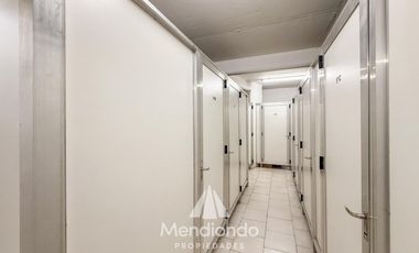 Depto 3 amb. al frente con balcón. Cochera cub. y baulera en Zona Centro