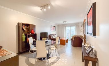 Depto 3 amb. al frente con balcón. Cochera cub. y baulera en Zona Centro