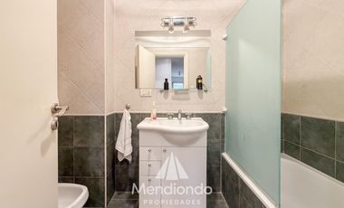 Depto 3 amb. al frente con balcón. Cochera cub. y baulera en Zona Centro