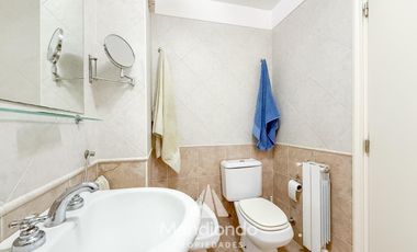 Depto 3 amb. al frente con balcón. Cochera cub. y baulera en Zona Centro