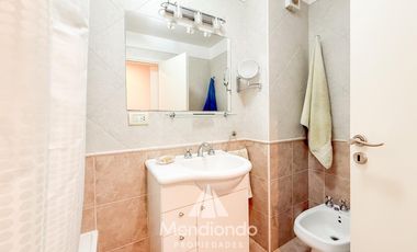 Depto 3 amb. al frente con balcón. Cochera cub. y baulera en Zona Centro