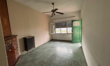 Casa Familiar 4 Ambientes – Excelente Ubicación – Apto Crédito