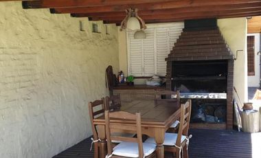 CASA EN VENTA EN BURZACO