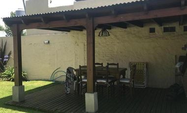 CASA EN VENTA EN BURZACO