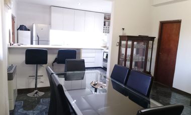 Casa con parque, 3 ambientes en excelente estado.