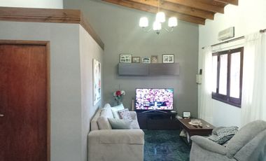 Casa con parque, 3 ambientes en excelente estado.