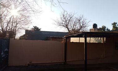 Casa con parque, 3 ambientes en excelente estado.