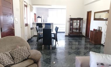 Casa con parque, 3 ambientes en excelente estado.