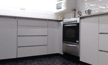 Casa con parque, 3 ambientes en excelente estado.