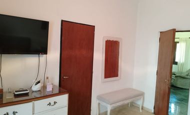 Casa con parque, 3 ambientes en excelente estado.