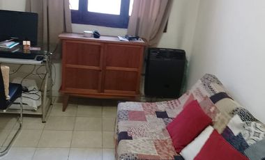 Casa con parque, 3 ambientes en excelente estado.